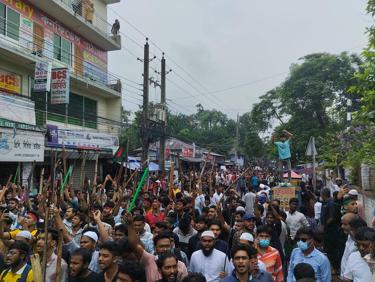 বরিশাল বিএম কলেজ থেকে শিক্ষার্থীদের বিক্ষোভ শুরু করে